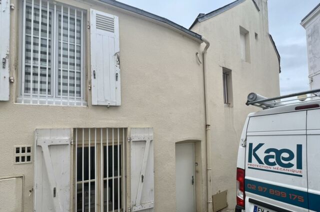 Installation de grilles métalliques sur mesures et d’une porte blindée BP2.

#kaelprotection #onseblinde #securistesdefrance  #sécurité #securisation #protectionmecanique #bzh