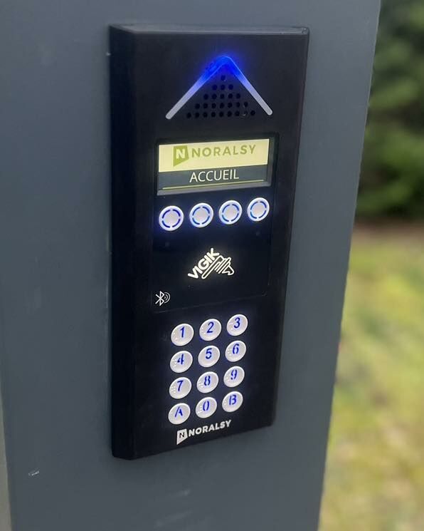🏡 Transformez votre entrée en forteresse de modernité et de sécurité ! 
Découvrez notre gamme innovante de visiophones équipés de digicodes, conçus pour simplifier l'accès à vos portails, portes et barrières levantes... 
Grâce à une diversité de modèles et de fonctionnalités, nous sommes convaincus de pouvoir vous proposer le système parfaitement adapté à vos besoins. 
Faites le pas vers une sécurité et une commodité sans compromis ! ✨

Contactez-nous :
📍 Zone de Kerandouaré 56850 Caudan
📧 contact@kael.bzh 📞 02 97 899 175
 
#kaelprotection #securistesdefrance  #sécurité  #noralsy #intratone  #bzh  #facilitelavie